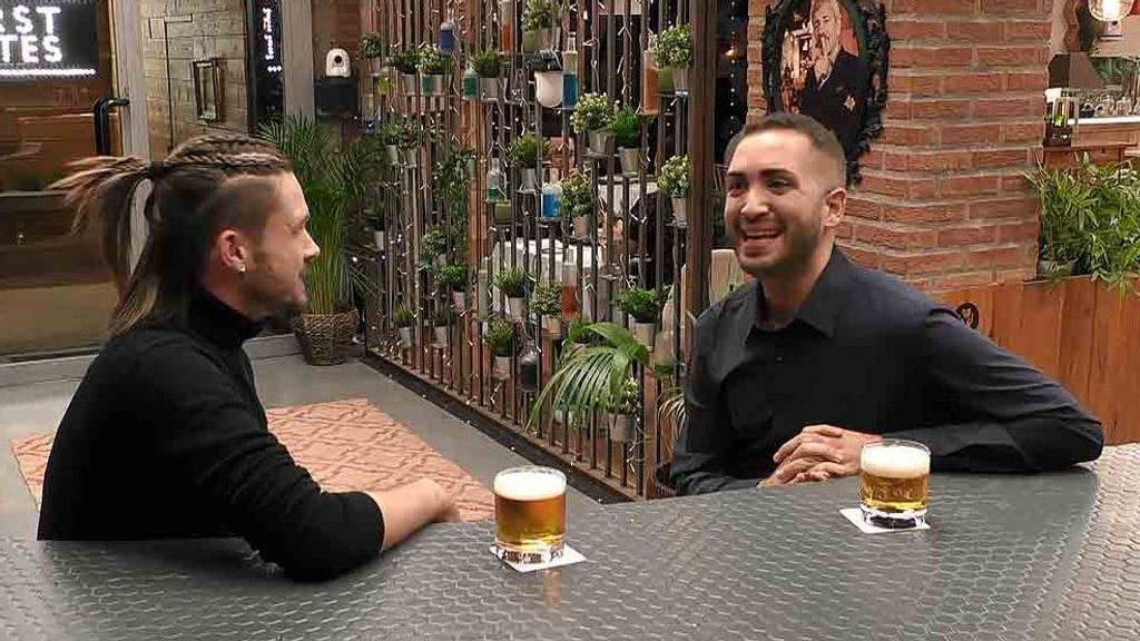 Roberto y Chemi durante su cita en 'First Dates'