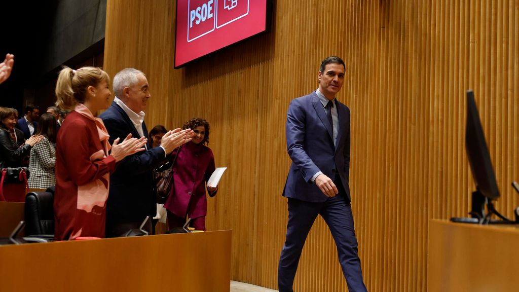 Sánchez, aplaudido por diputados socialistas en el Congreso