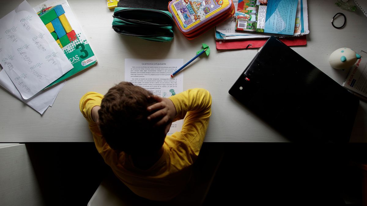 Un niño de 8 años haciendo deberes