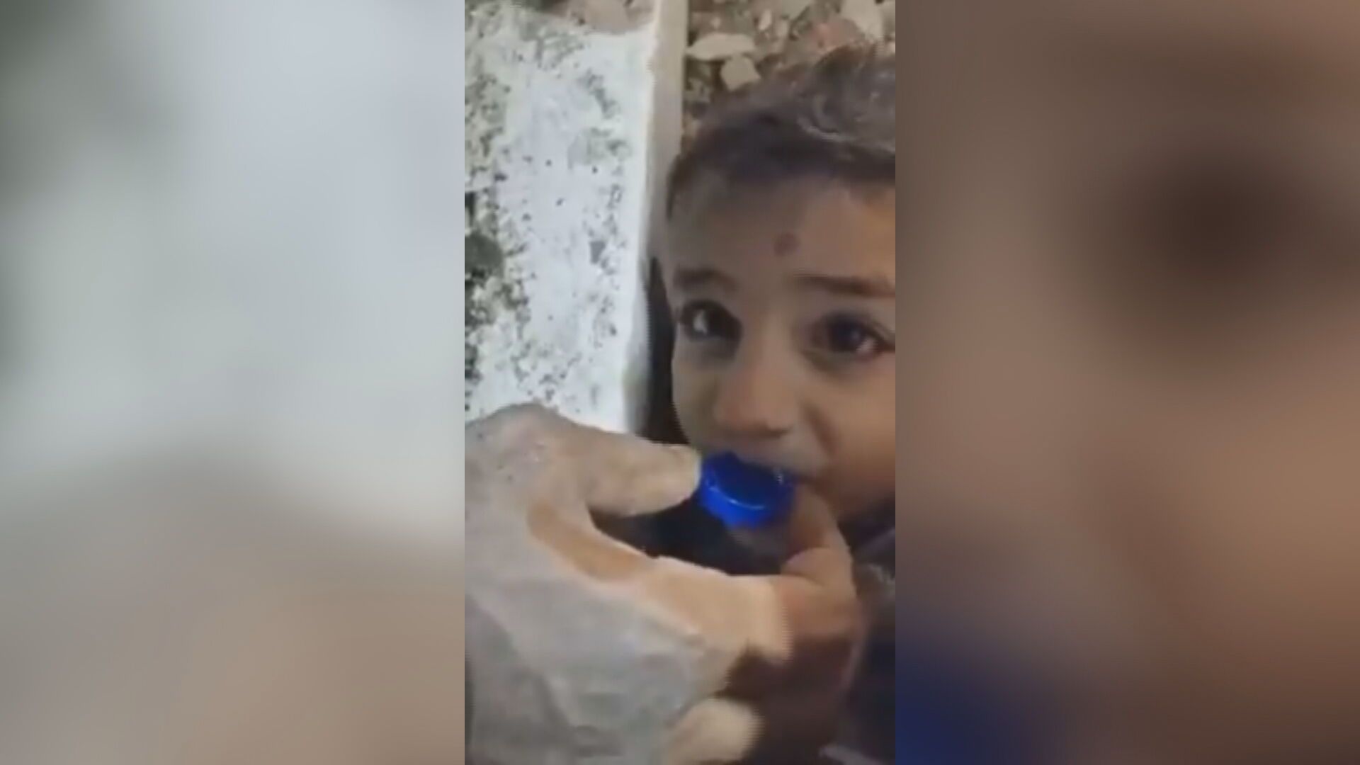 Un niño sirio bebe agua del tapón de una botella tras sobrevivir 45 horas bajo los escombros del terremoto