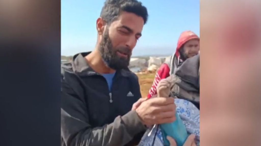 Un padre sujeta la mano de su bebé muerto en los terremotos: la soledad de Siria en la catástrofe