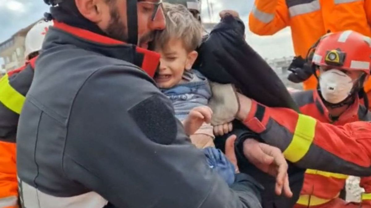 La mujer que fue rescatada bajo los escombros junto a sus dos hijos en Turquía les amantó durante cuatro días