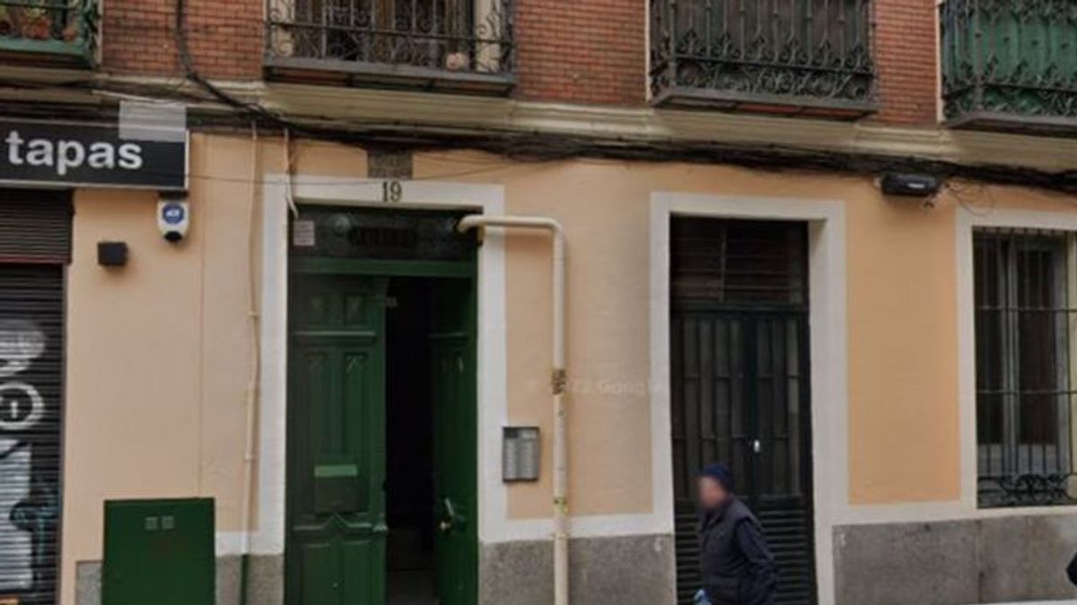 Número 19 de la calle Magalhaes, en el distrito de Sants-Montjuic de Barcelona, donde se ha incendiado un local