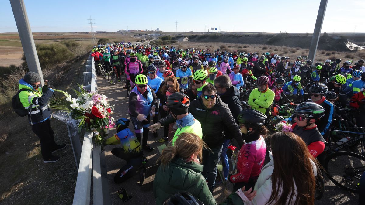 Aficionados al ciclismo congregados en el punto de la N-620 donde la ciclista profesional Estela Domínguez, de 19 años, falleció