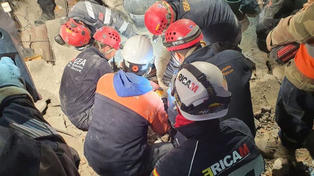 Bomberos de Madrid rescatan a una mujer de los escombros seis días después del terremoto en Turquía