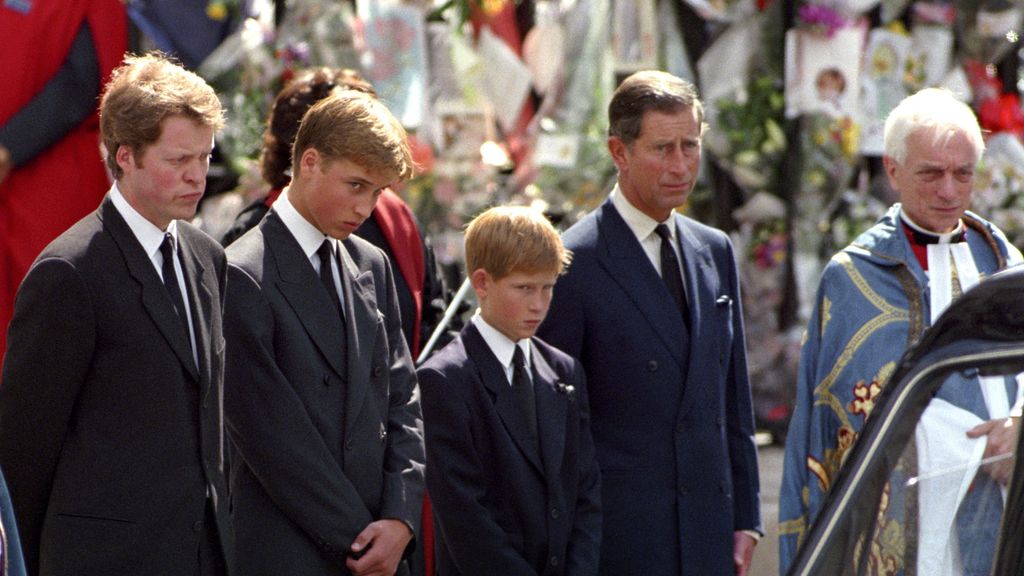 Carlos de Inglaterra y sus hijos en el funeral de Diana. FUENTE: Cordonpress