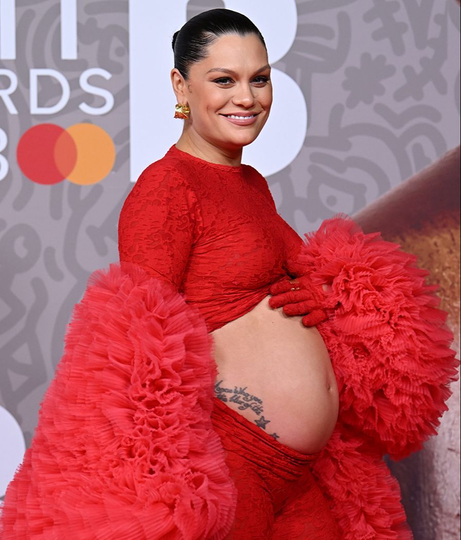 Jessie J presumiendo de su barriguita de embarazada