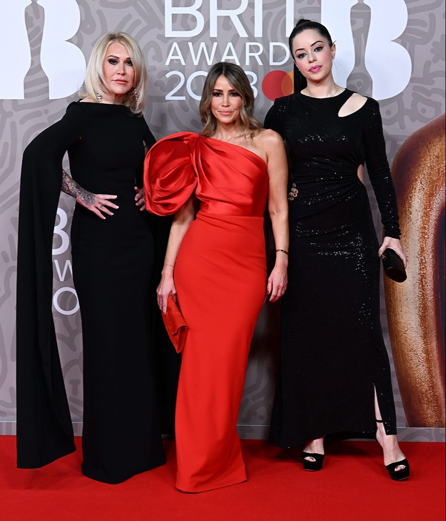 Jo O’Meara, Rachel Stevens y Tina Barret en la alfombra roja de los Brit Awards