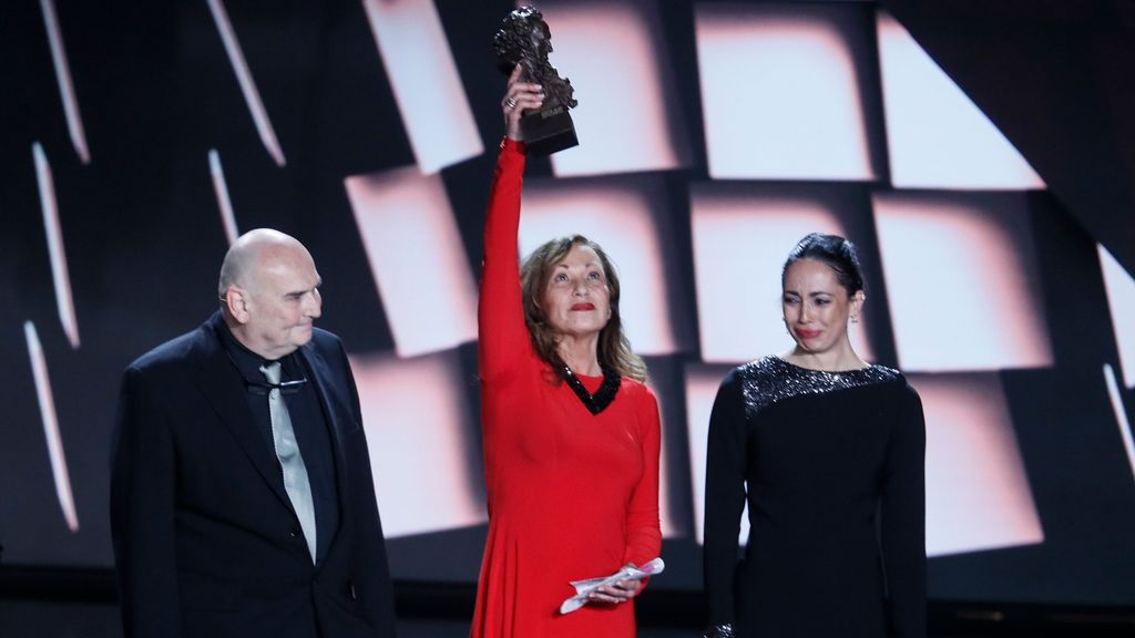 La actriz Eulalia Ramón (c), viuda del director fallecido ayer Carlos Saura, y sus hijos Antonio (i) y Ana recogen el Goya de Honor