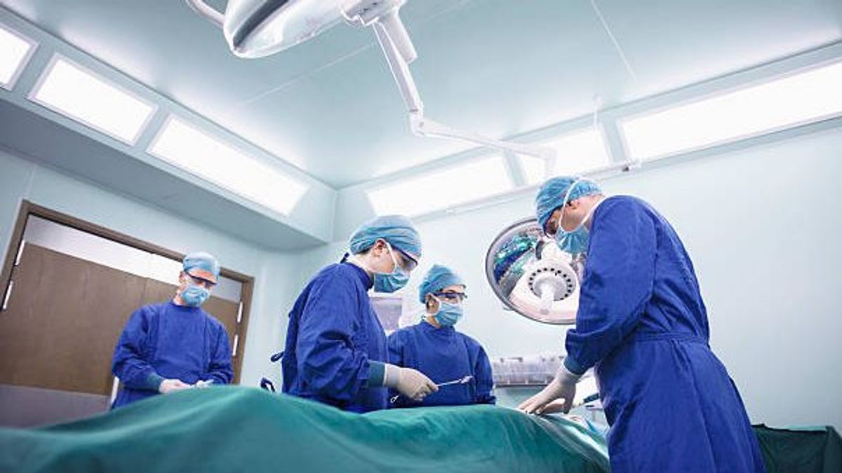 Los cirujanos alertan: faltan plazas en casi todos los hospitales de España