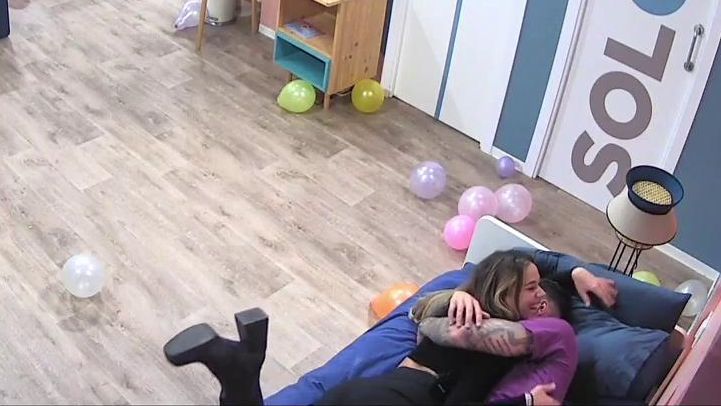 Mario y Sheila se ponen cariñosos