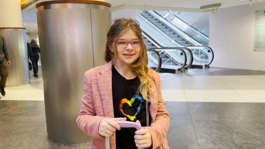 Noella McMaher, de 11 años, la niña trans más joven en desfilar en Nueva York en la Semana de la Moda