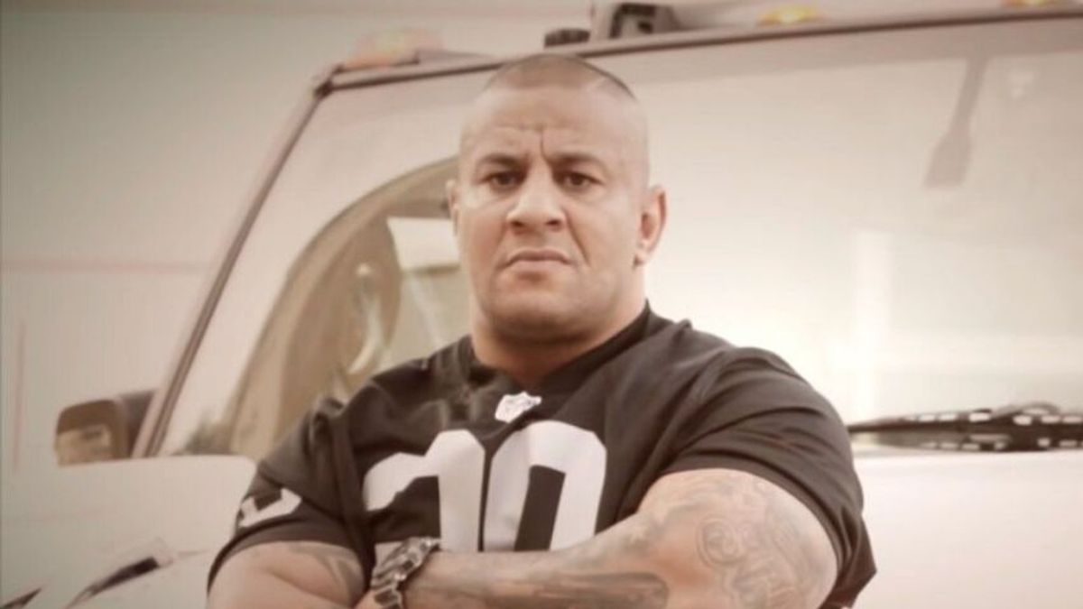 Rachid Gdari, hermano del hombre asesinado a tiros en Barcelona, en el videoclip 'El Paisano'