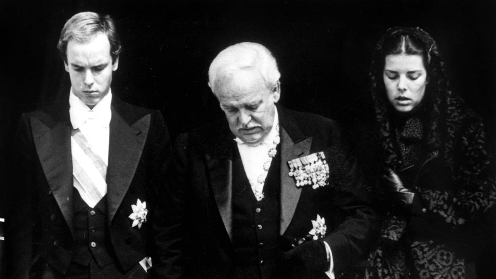 Rainiero de Mónaco junto a sus hijos Alberto y Carolina en el funeral de Grace Kelly. FUENTE: Cordonpress