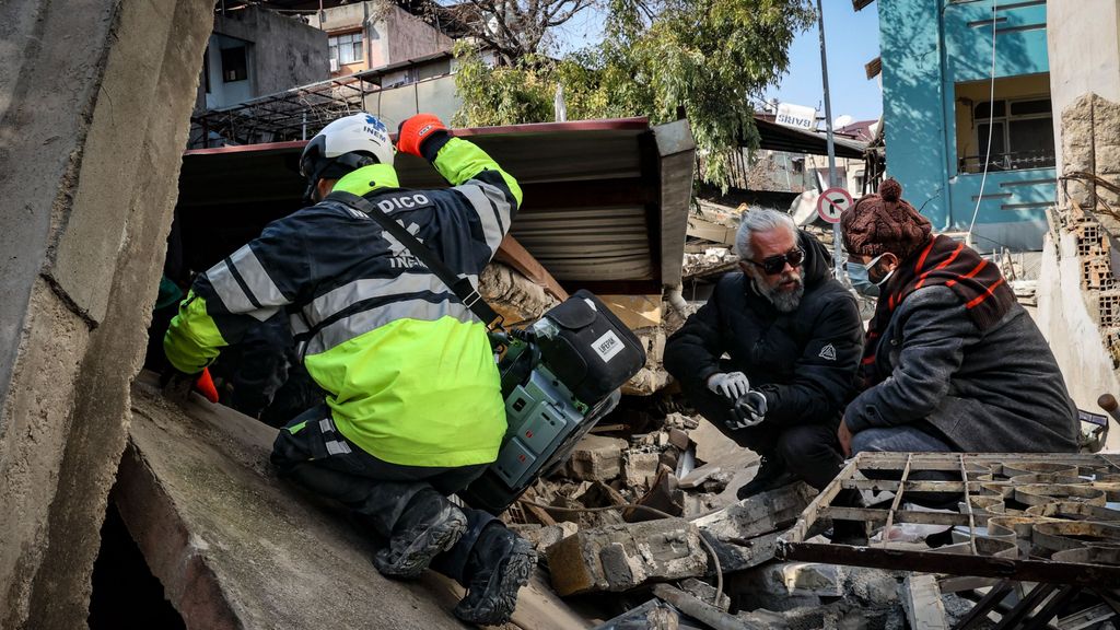 Rescatan a un bebé de siete meses y a otras seis personas en Turquía 140 horas después del terremoto