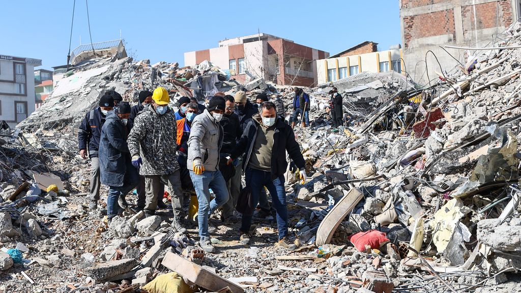 Rescates milagrosos en Turquía: las últimas esperanzas tras el terremoto que ya deja 30.000 muertos