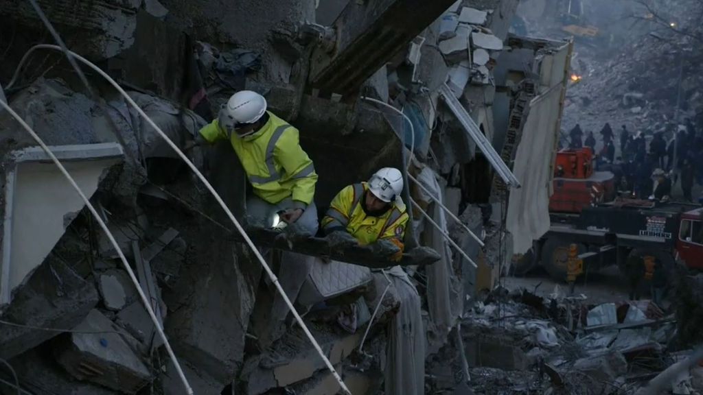 Siguen los rescates en Turquía: la vida se abre paso entre los escombros