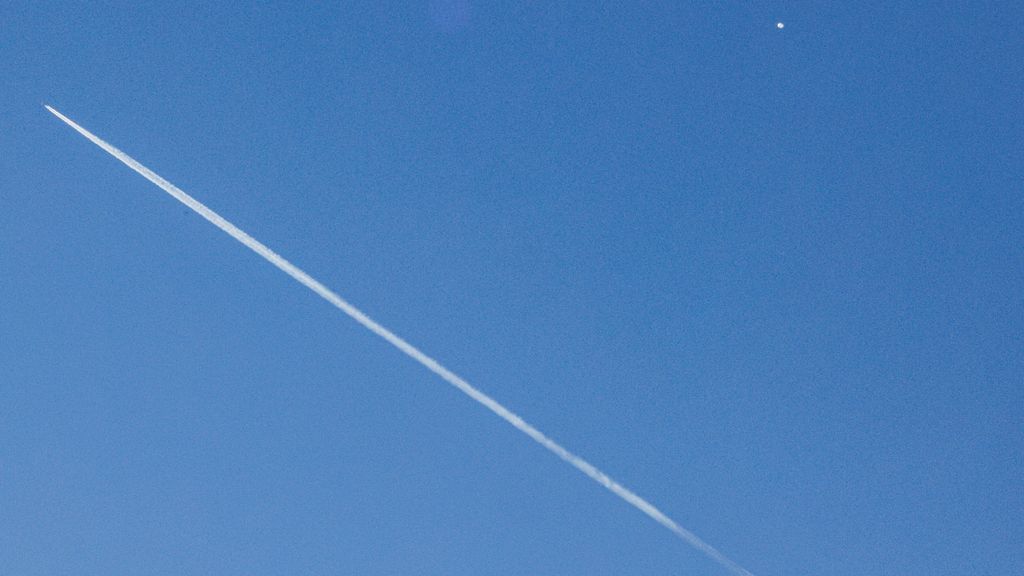 Un avión comercial volando por debajo del "globo espía" chino derribadl el pasado sábado en el espacio aéreo estadounidense