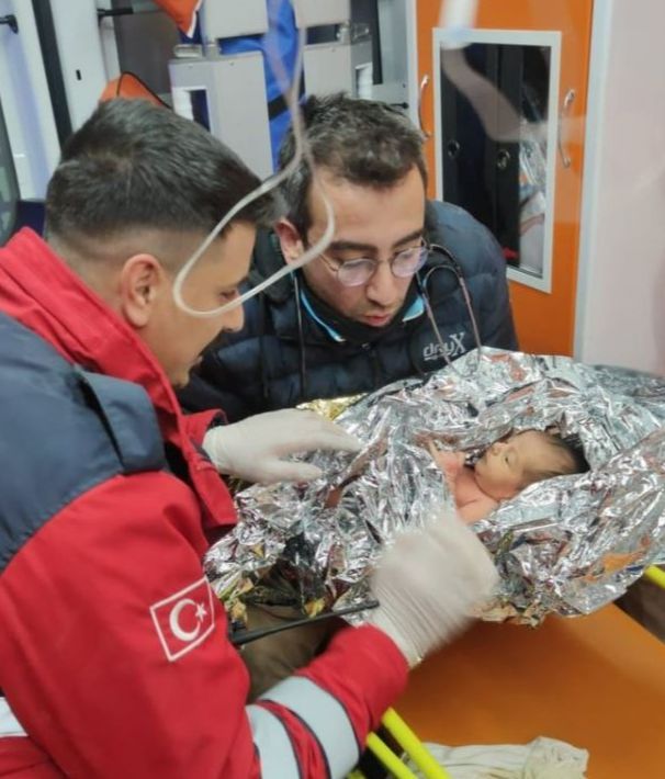 Así atendieron al pequeño Yagiz nada más ser rescatado