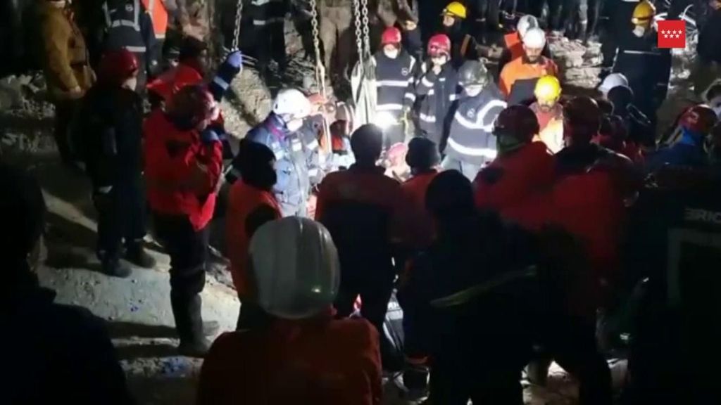 Así fue el rescate de la mujer de 50 años atrapada durante 6 días bajo los escombros producidos por el terremoto de Turquía