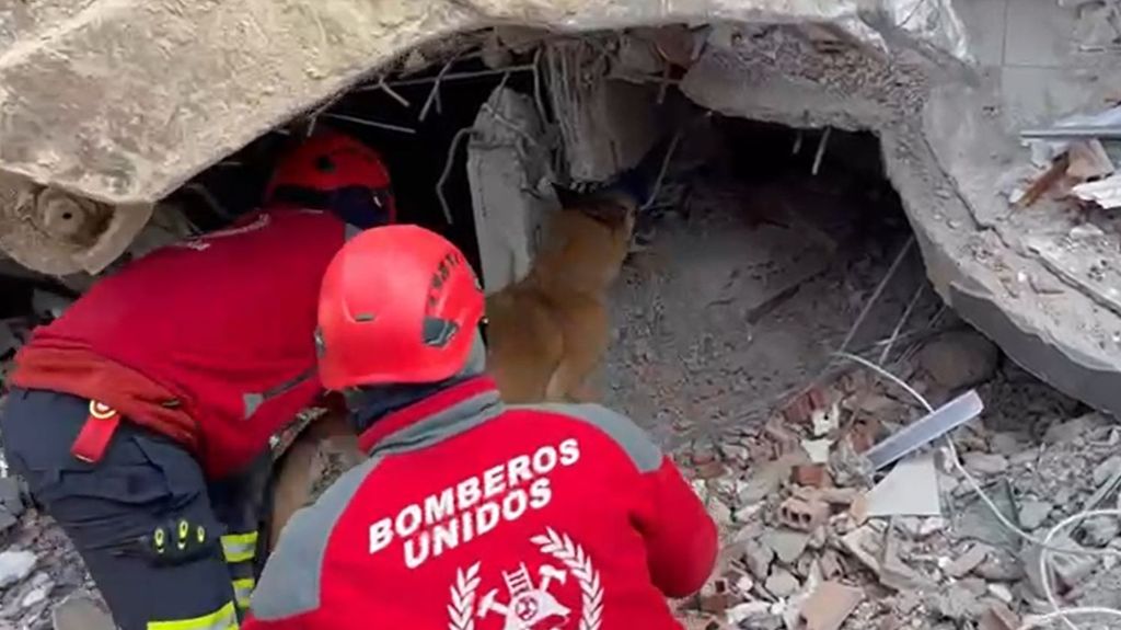 El emocionante rescate de tres personas en Turquía, tras el terremoto