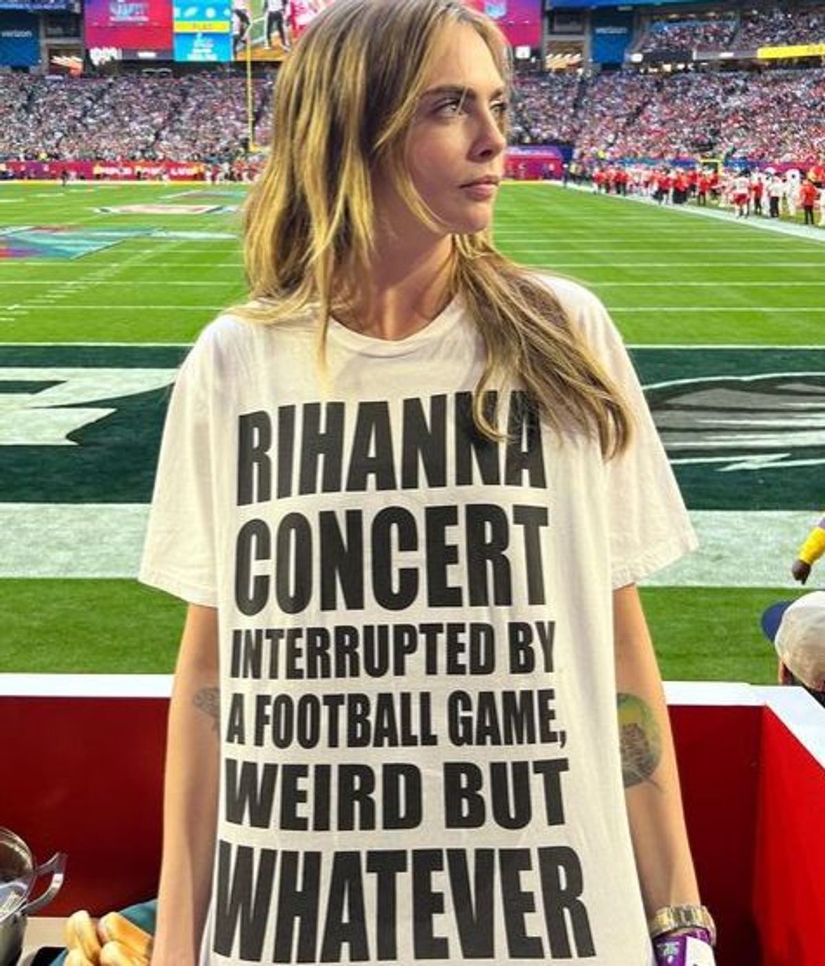 Cara Delevingne hace viral la camiseta del concierto de Rihanna en la SuperBowl
