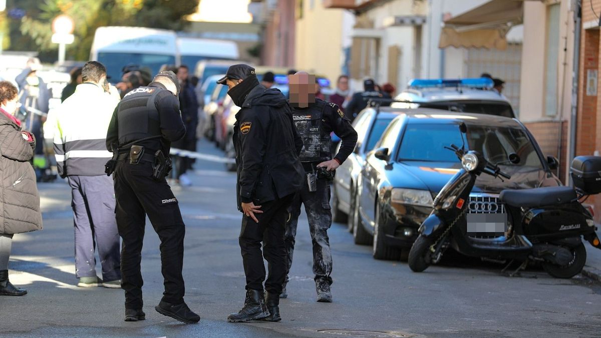 Detenidos tres menores por acuchillar al empleado de un comercio en Sevilla para robar la caja