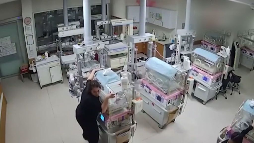 Dos enfermeras corrieron para proteger las incubadoras de una sala de neonatos durante el terremoto en Turquía