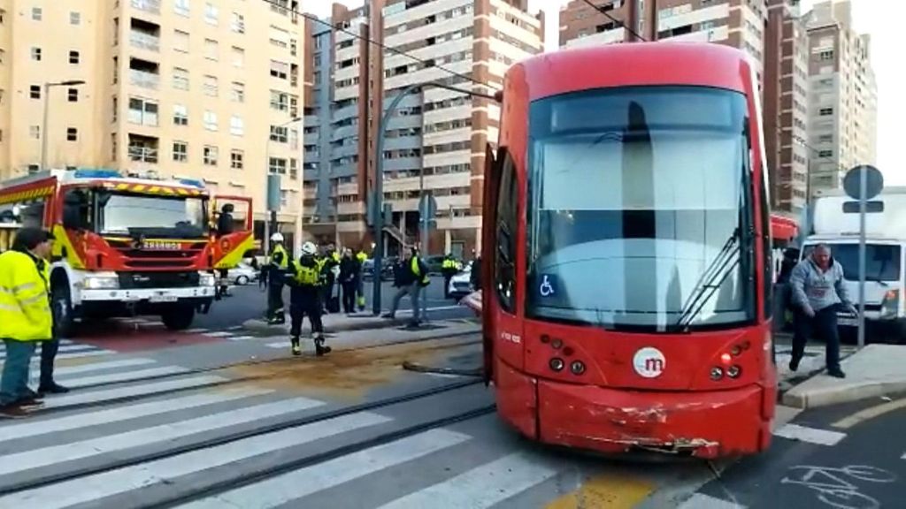 El descarrilamiento de un tranvía a causa del choque contra un turismo en Valencia acaba sin heridos graves