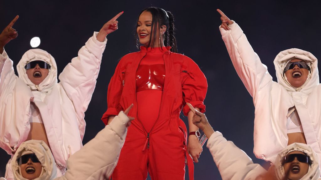 El espectaculo de Rihanna en la Super bowl con anuncio de embarazo incluido