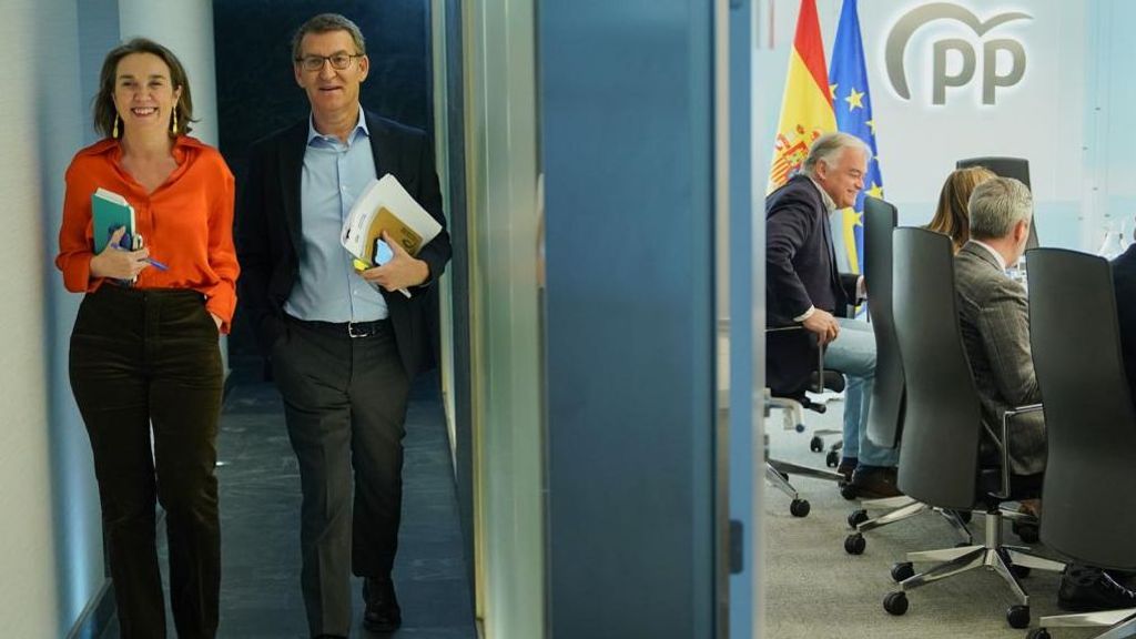 El presidente del PP, Alberto Núñez Feijóo, junto a su número dos, Cuca Gamarra, antes de entrar en el Comité de dirección del partido