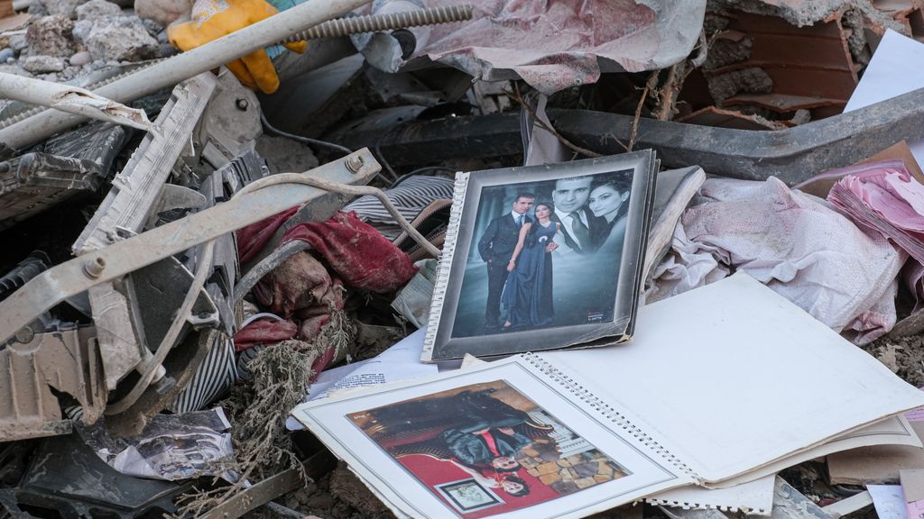 Foto de familia encontrada entre los escombros de un edificio destruido