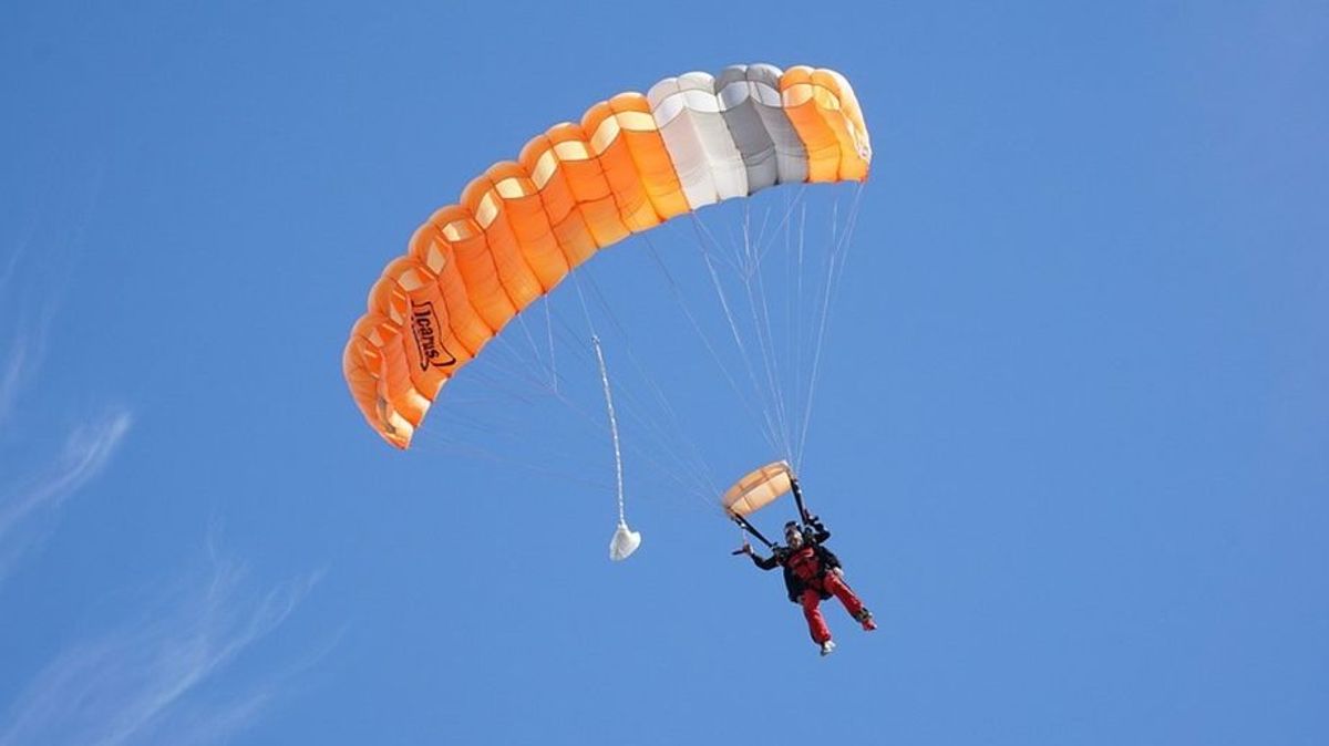 Imagen de archivo de un paracaidista