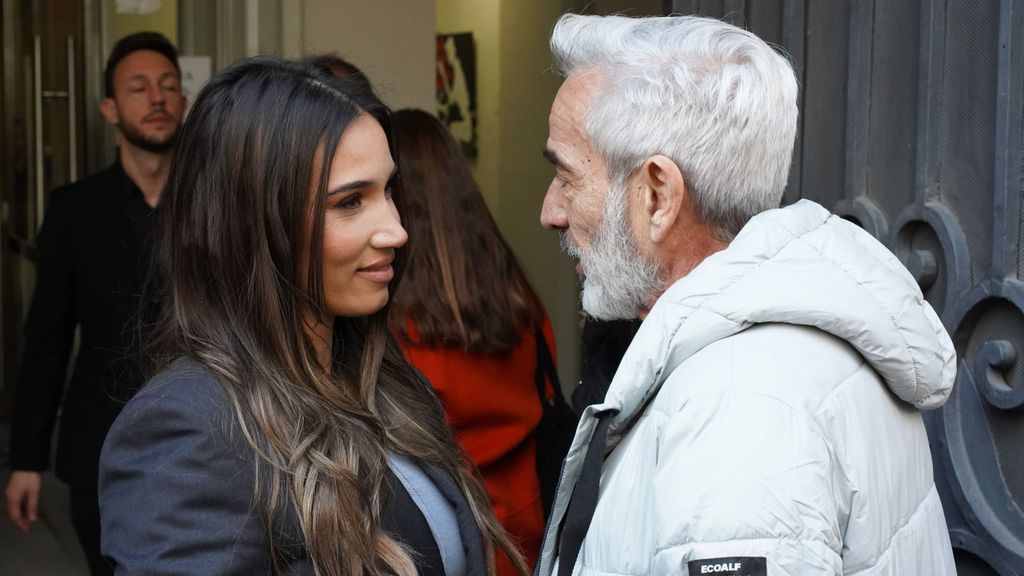 India Martínez e Imanol Arias, en la capilla ardiente de Carlos Saura, fallecido a los 91 años