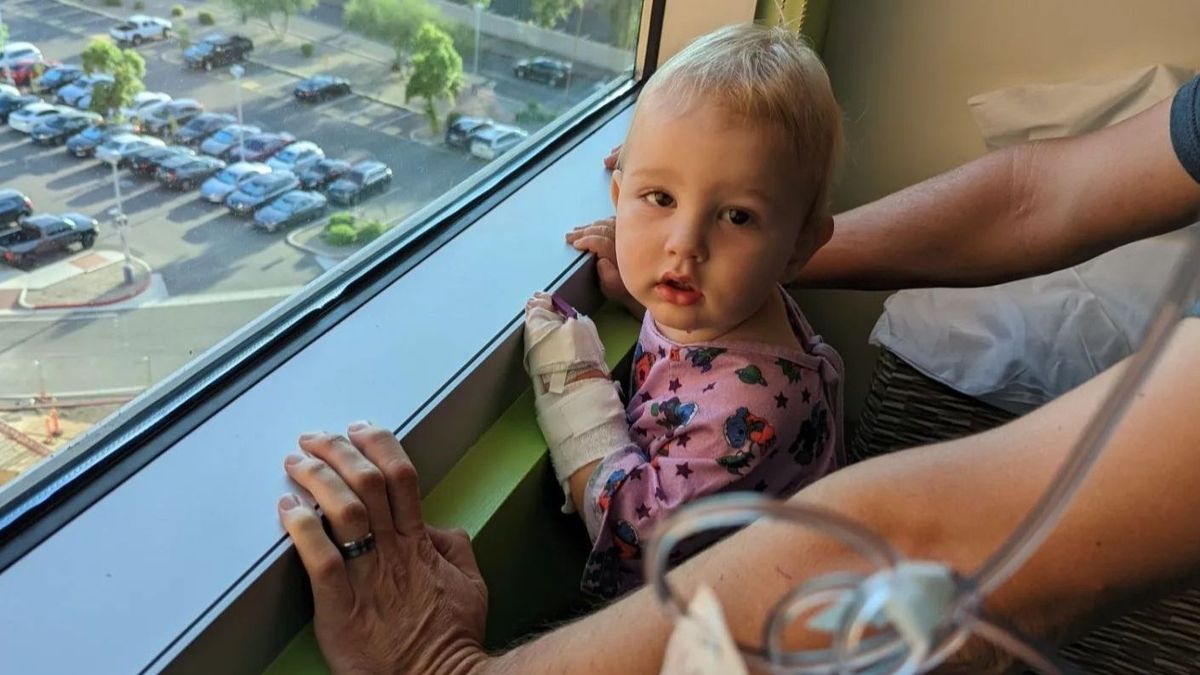 Luke McMillan, un niño de un año de EEUU, continúa recuperándose meses después de que los médicos extrajesen una pila de su esófago