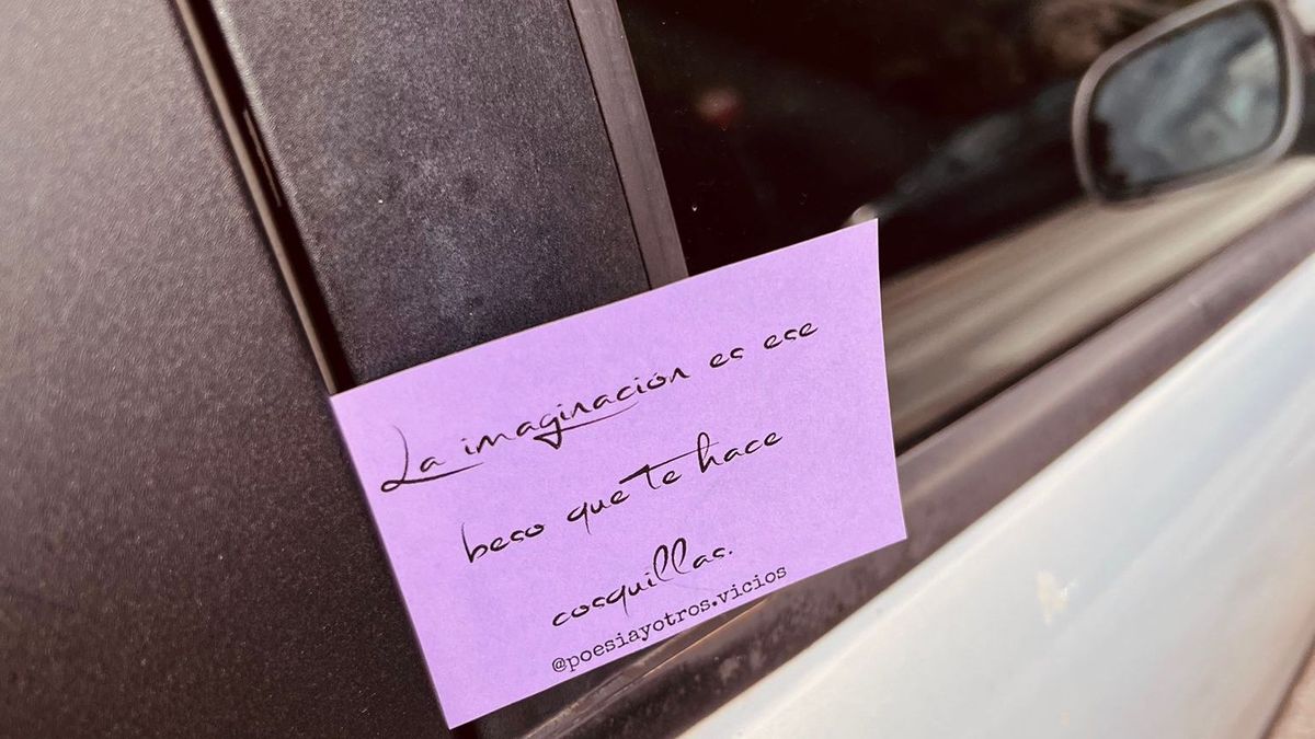 Notas anónimas con poemas en los coches de Granada: la sorpresa de una poetisa por San Valentín