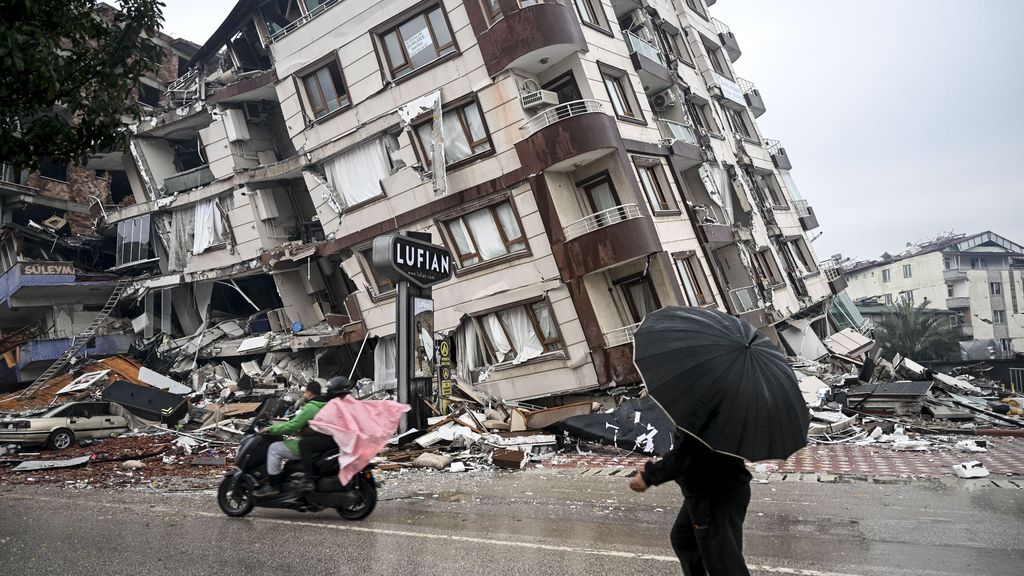 ¿Por qué cayeron como castillos de arena los edificios en Turquía?: las imágenes del horror