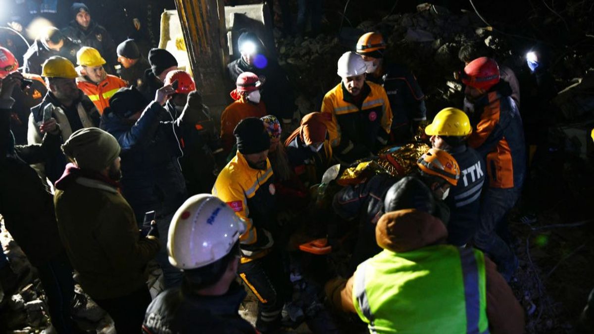 Rescatan con vida a una mujer tras 170 horas sepultada entre los escombros del terremoto en Turquía