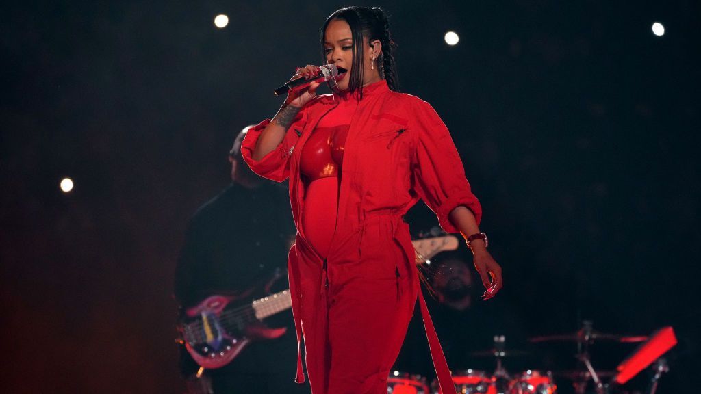 Rihanna regresa con un espectacular show en la Super Bowl y un 'anuncio' sorpresa: está embarazada