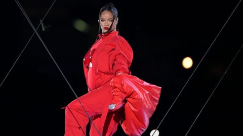 Rihanna anuncia su segundo embarazo en su actuación de la Super Bowl -  Divinity