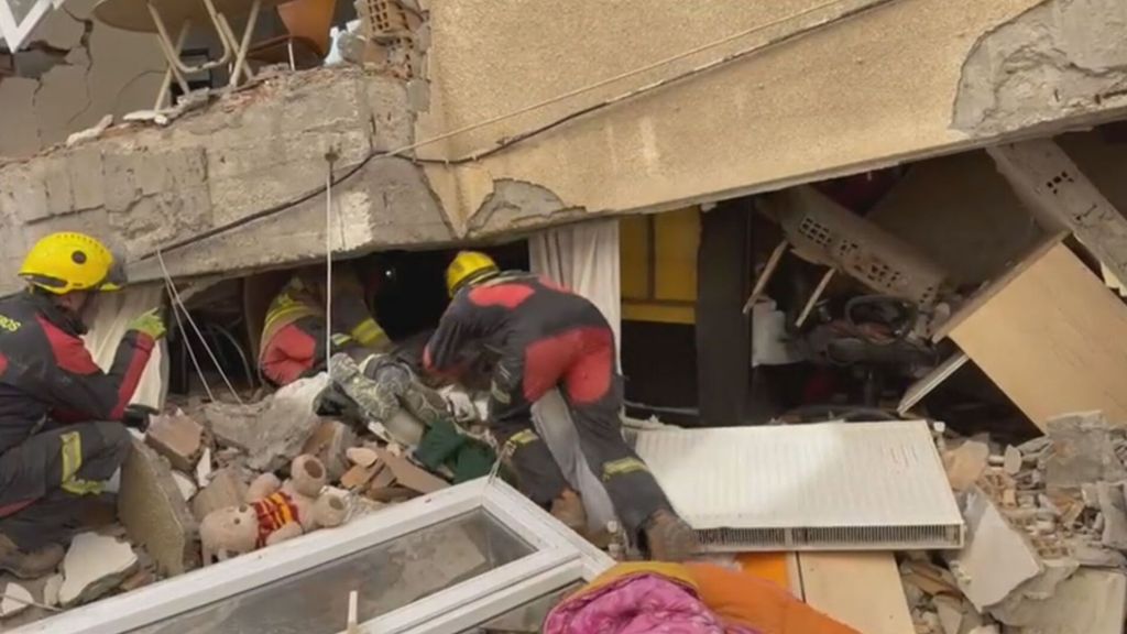 Bomberos sevillanos salvan a una madre y su bebé de una semana tras casi 200 horas bajo los escombros en Turquía