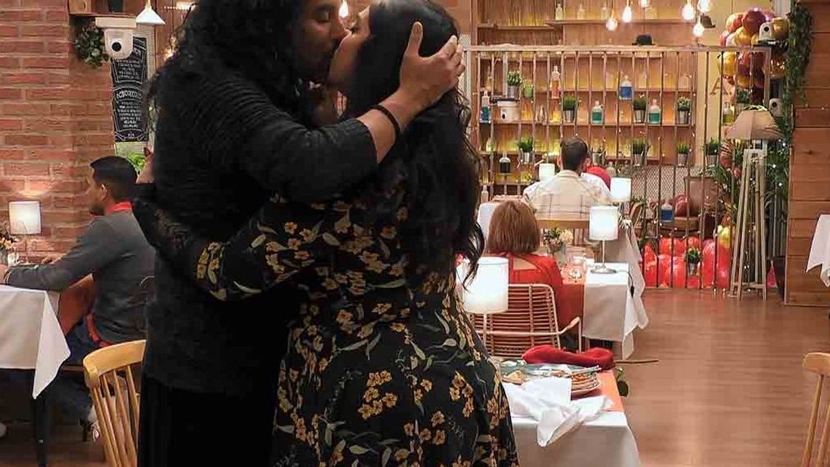 Celia y Germain no se quedan con las ganas el día de San Valentín y se besan en mitad del restaurante de ‘First Dates’