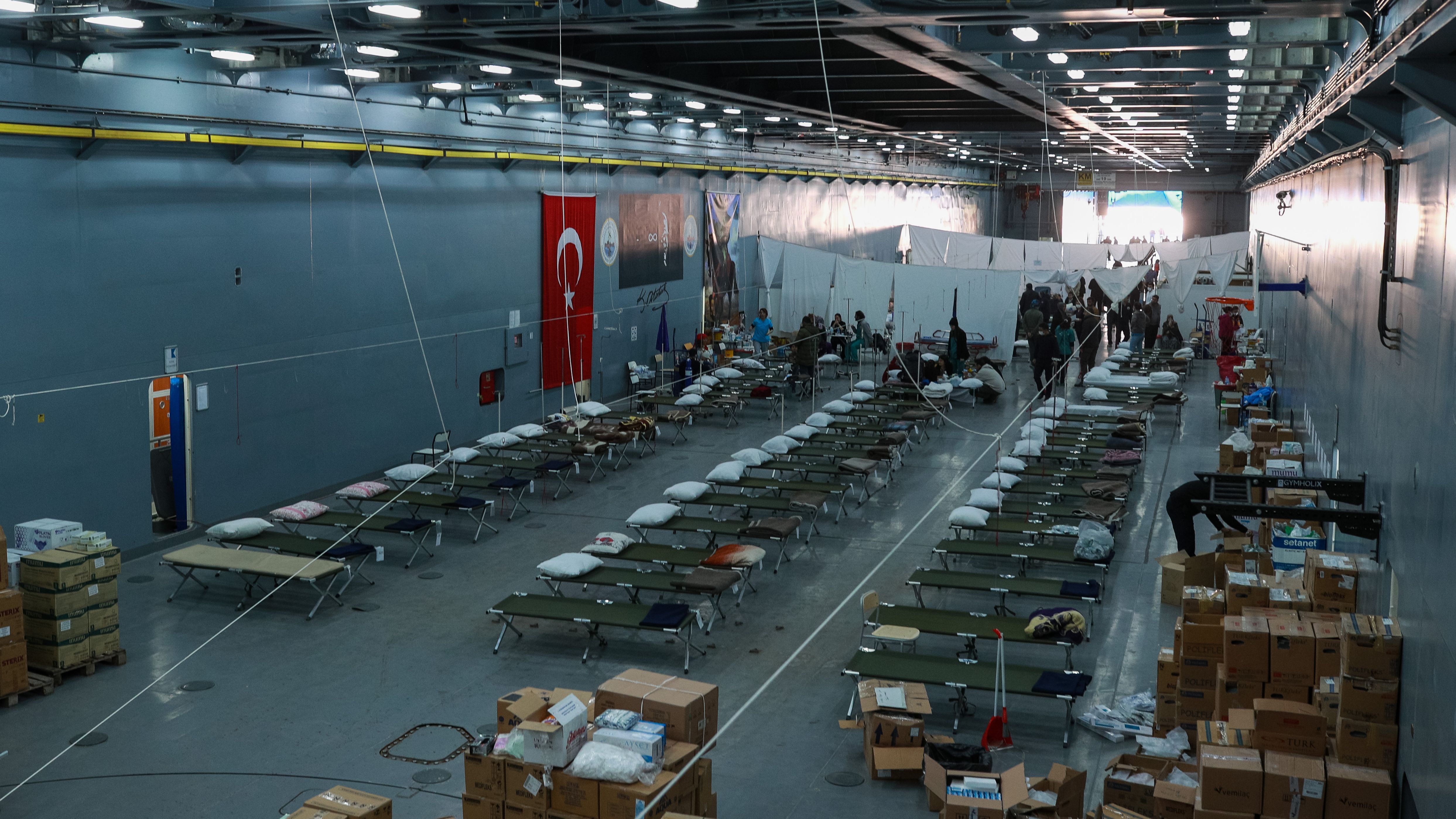 El buque de guerra TCG Bayraktar, un hospital de campaña en Hatay