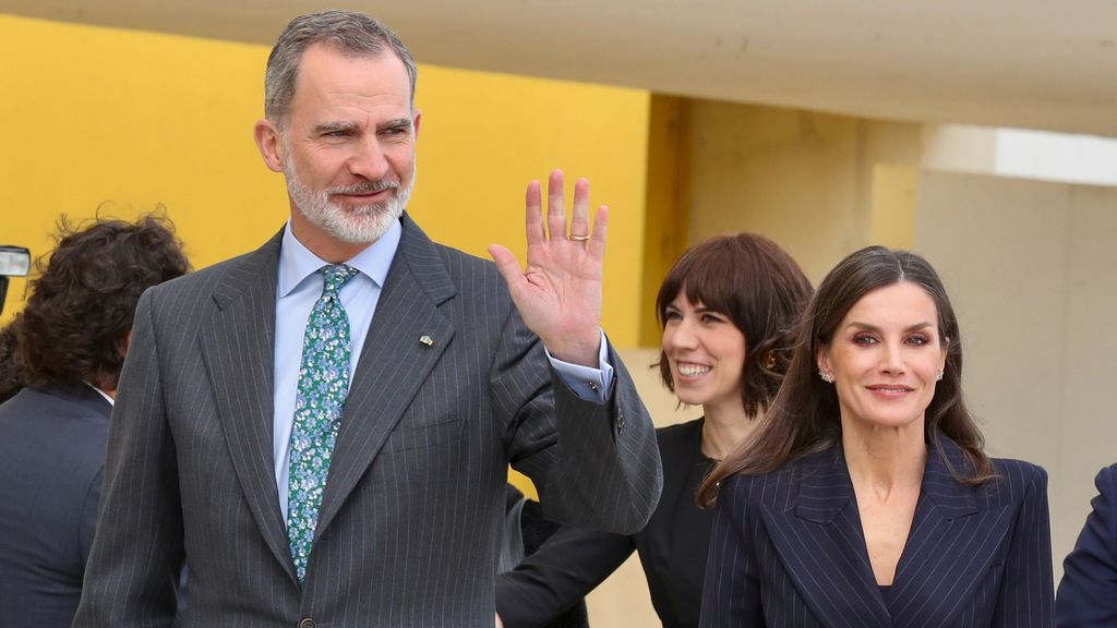 El gesto de la reina Letizia hacia un presentador nervioso en un acto en Asturias: "¿Estás bien?"