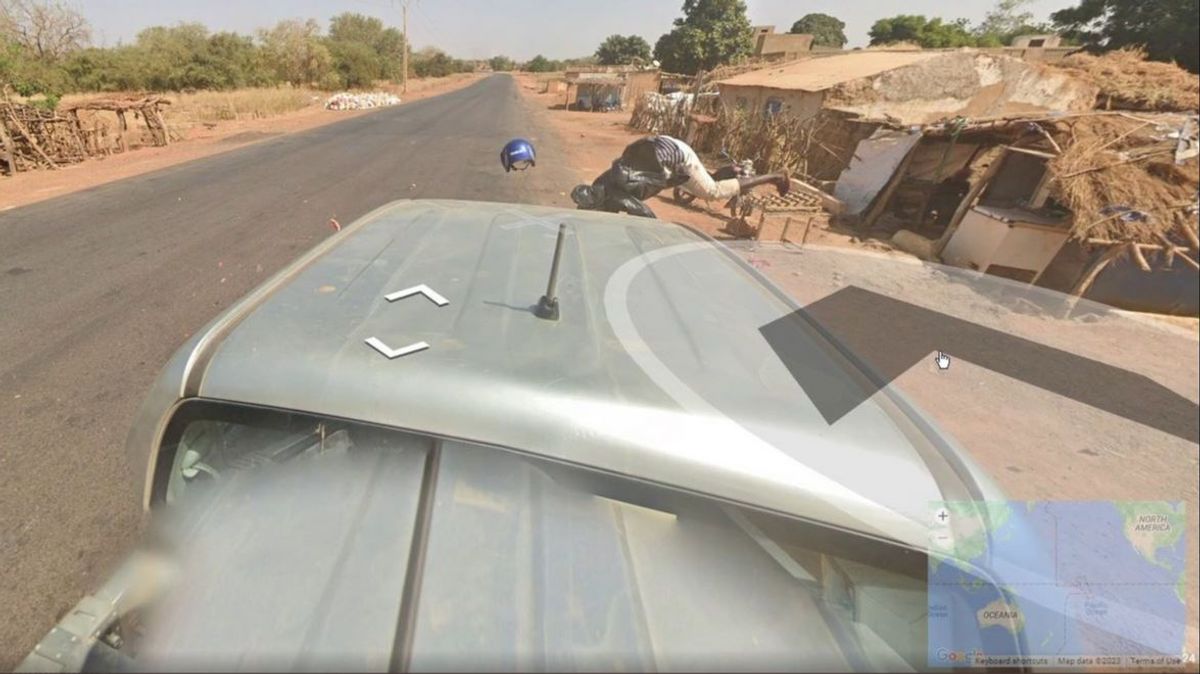 Google Maps y su imagen más insólita: ¿Un motorista atropellado por el coche de la compañía?