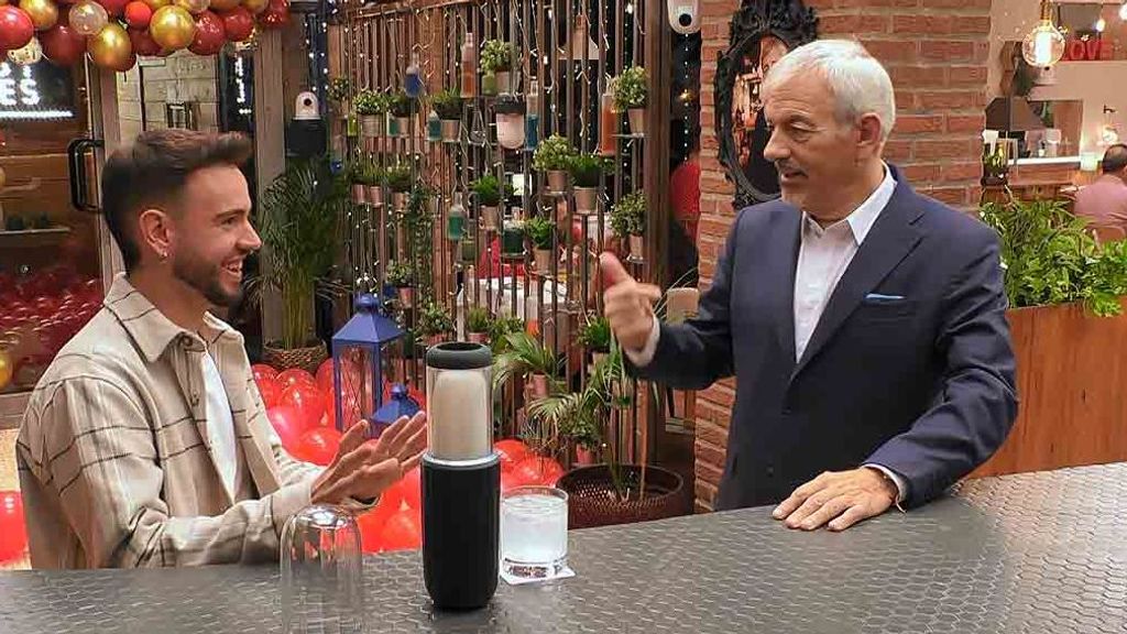 Iker junto a Carlos Sobera en el San Valentín de 'First Dates'