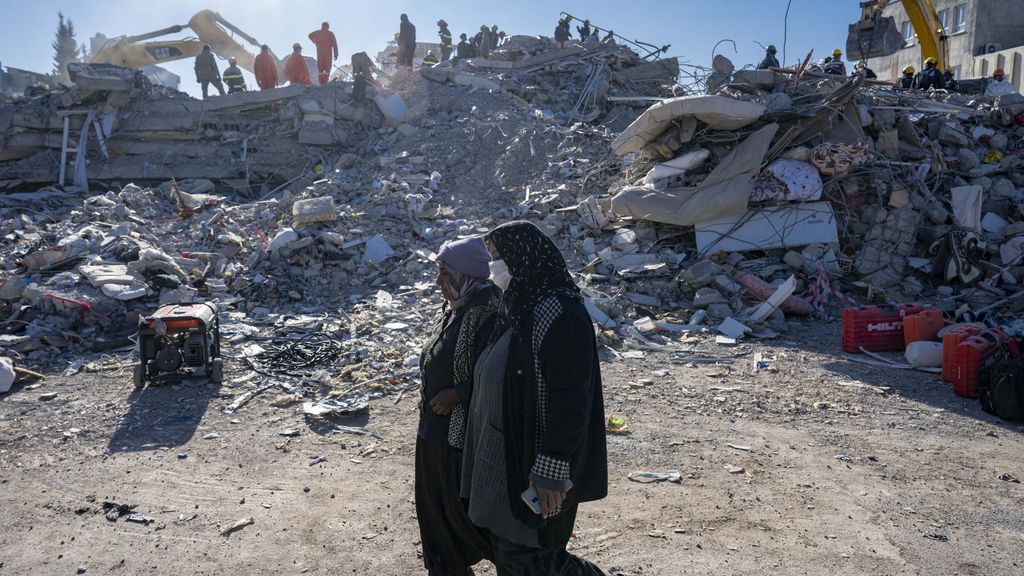Imagen de archivo de dos mujeres paseando por las ruinas de unos edificios en Turquía