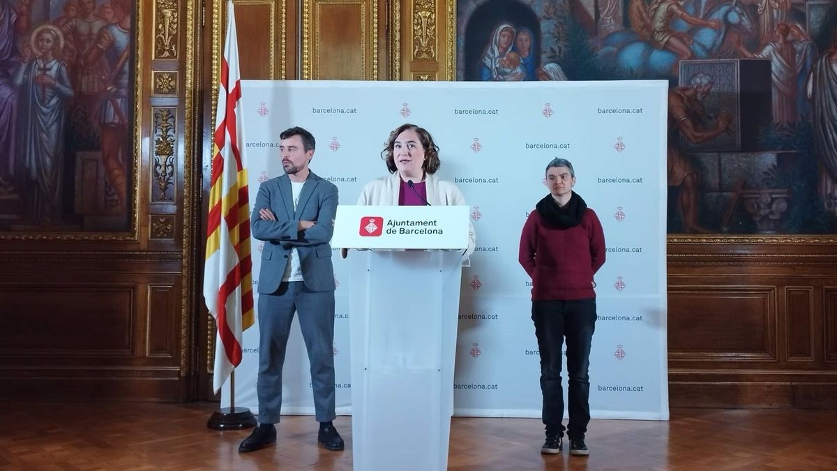 La alcaldesa de Barcelona, Ada Colau, junto al concejal de Derechos de Ciudadanía, Marc Serra, y la de Vivienda, Lucia Martín