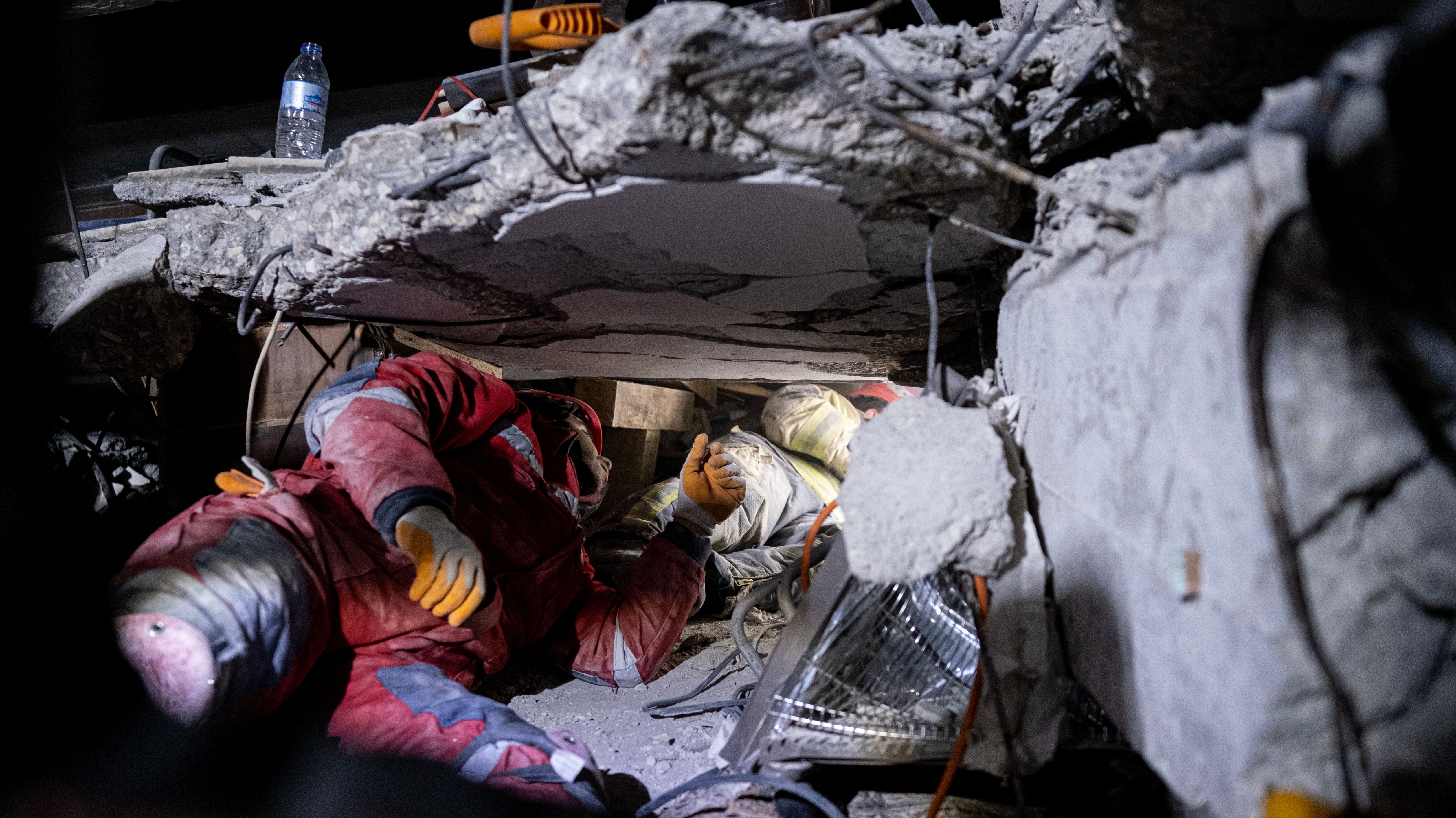 Los equipos de rescate siguen intentando liberar numerosas personas de los escombros