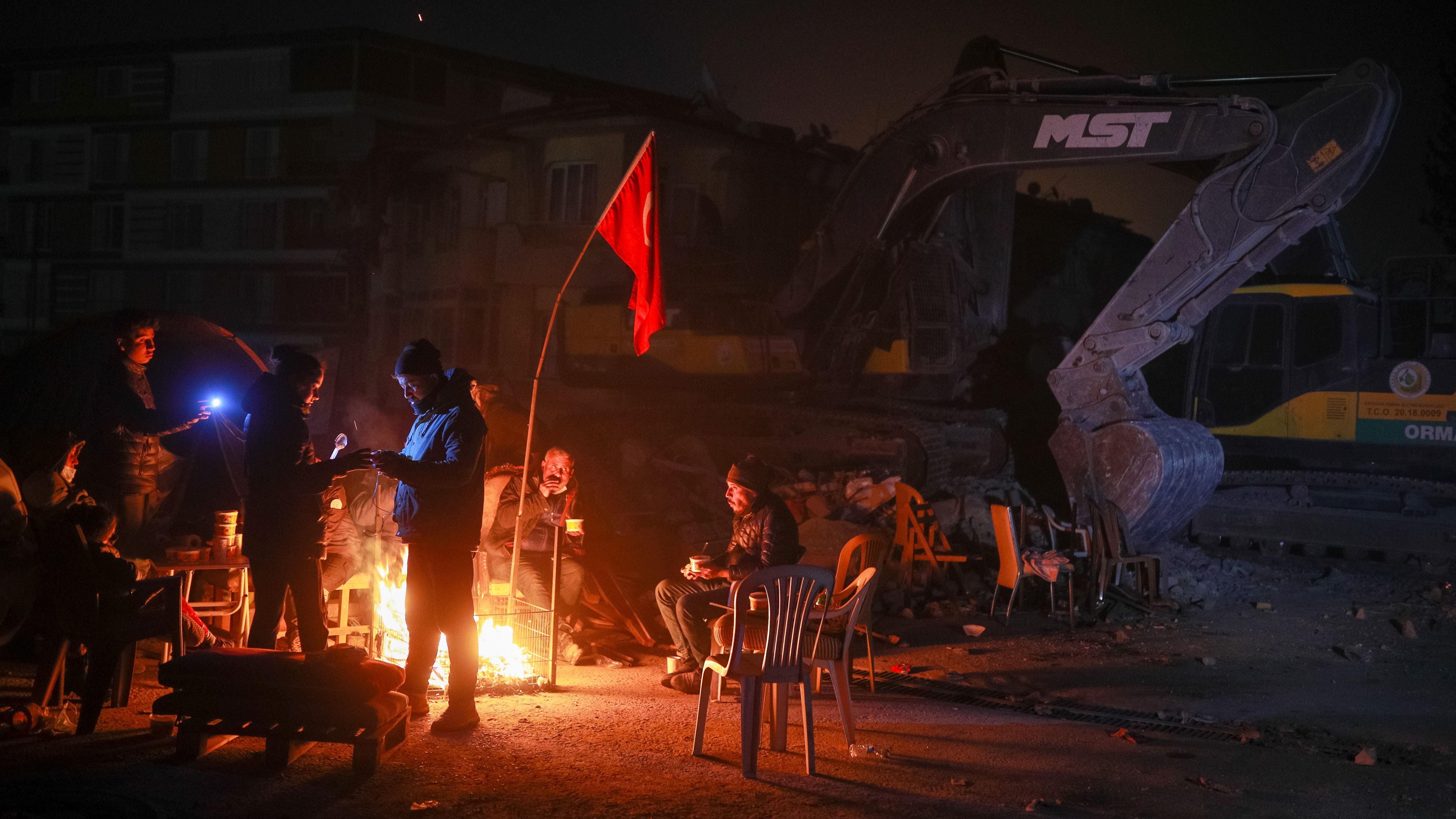 Los supervivientes del terremoto pasan la noche al raso